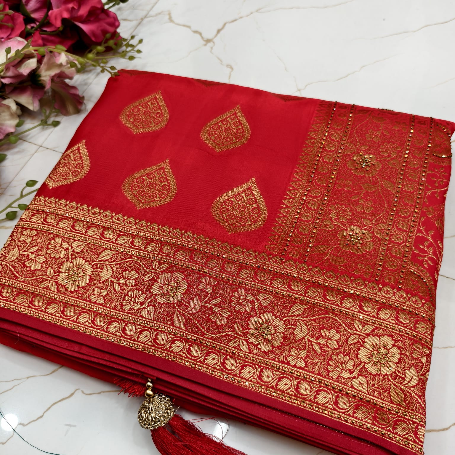 পিওর মাসরু কাতান শাডি  ইন্ডিয়ান।  ব্লাউজ পিস আছে।