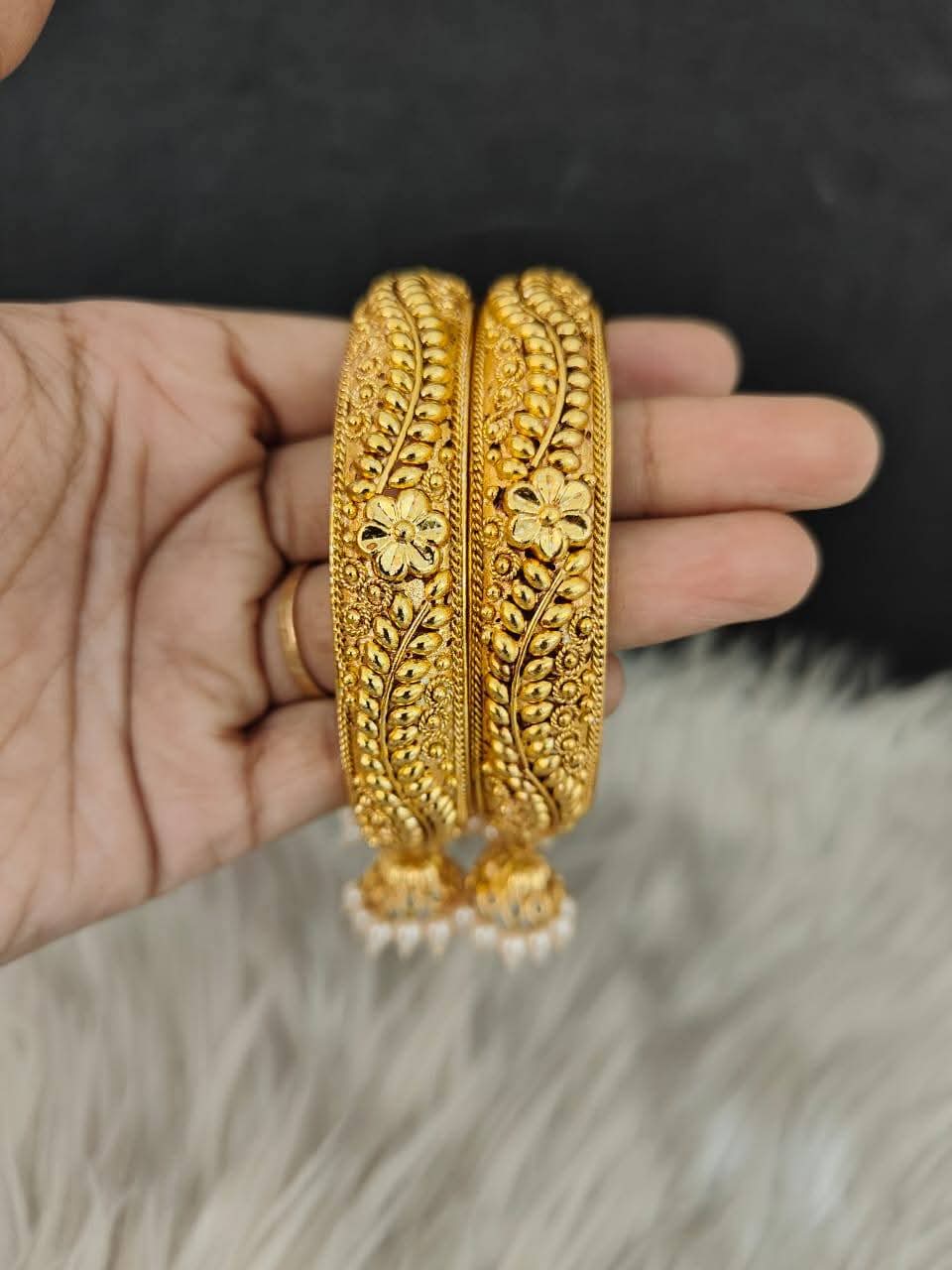 গোল্ড প্লেটেড ঝুমকা চুরি।