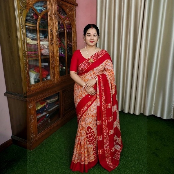 সুতি মোমবাটিক শাড়ি